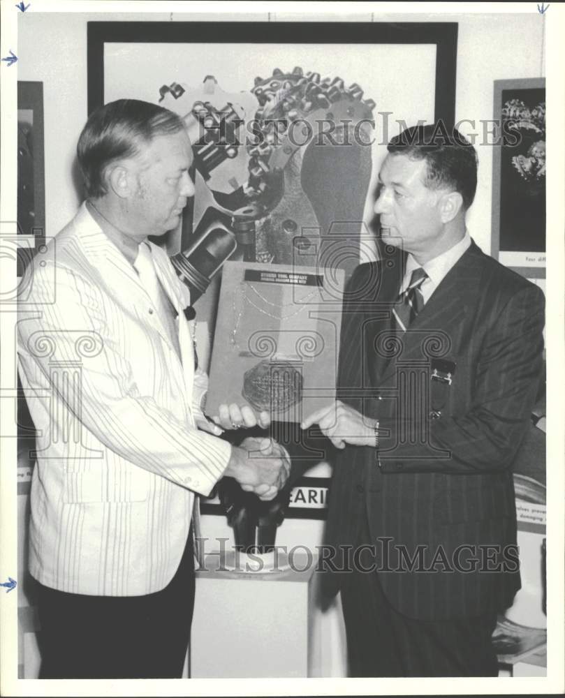 1971 Press Photo James R. Lesch accepts award from Abbott Sparks. - hpa74972- Historic Images