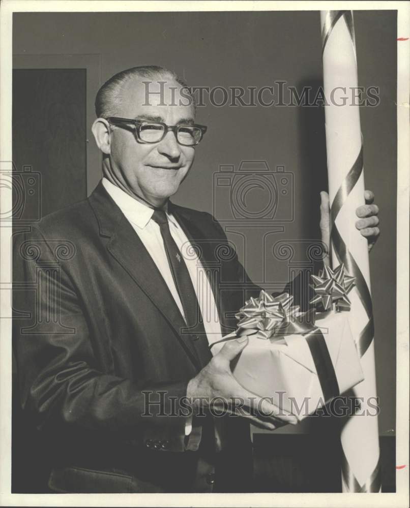 1967 Press Photo Osborne I. Pickett retires from the Houston area IRS.- Historic Images