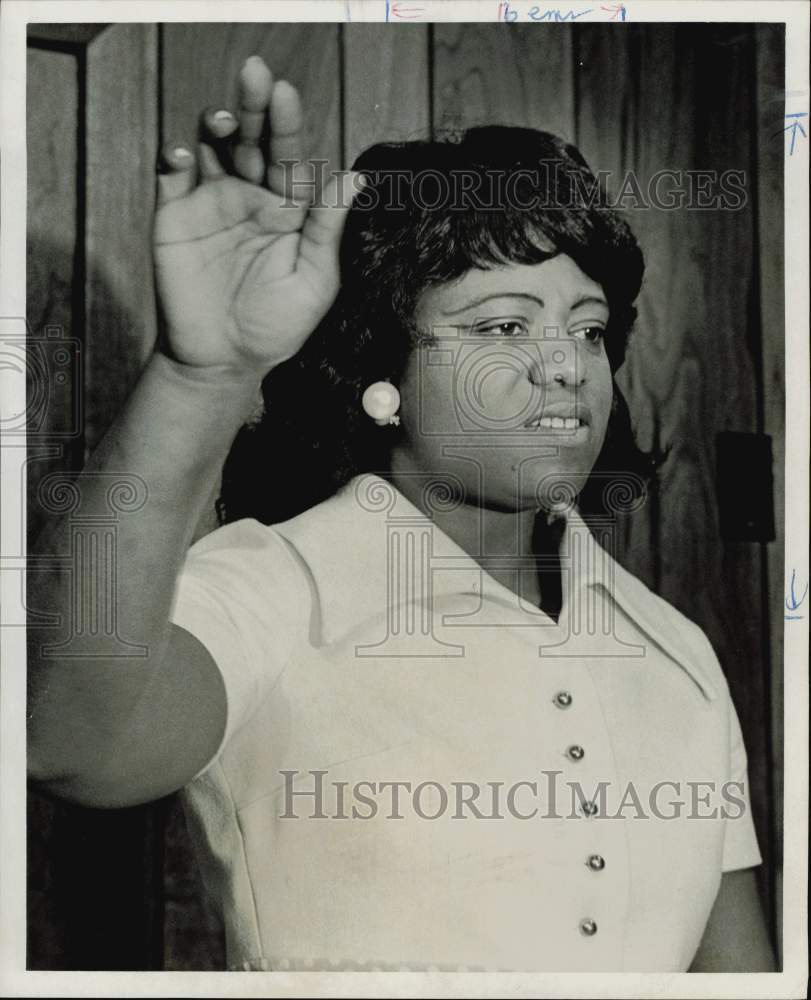 1973 Press Photo Mary Louise Lewis raises her right hand. - hpa75083- Historic Images