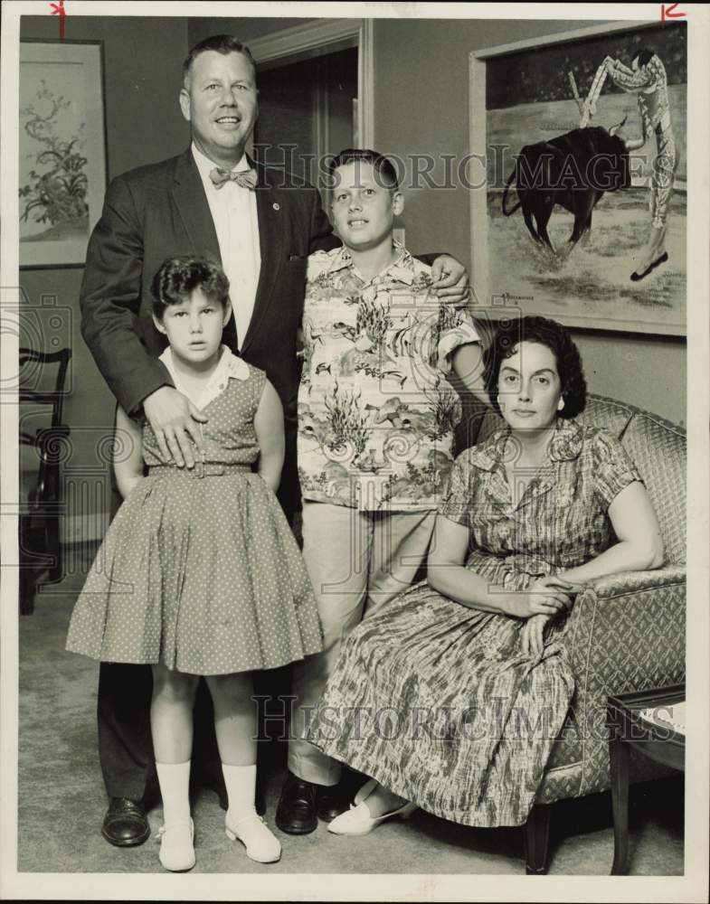 1961 Press Photo Dr. and Mrs. Leon Hirzel, Jr. posed with children. - hpa75088- Historic Images