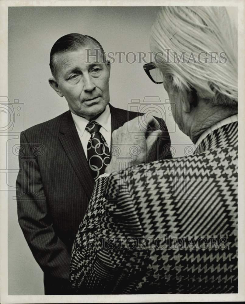 1974 Press Photo C.W. Little, Fire Chief interviewed. - hpa75167- Historic Images