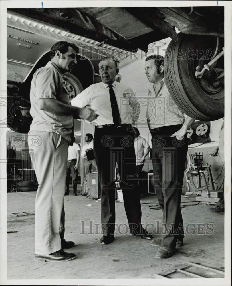 1974 Press Photo J.D. Repka, J.S. Little and Dean Grassell discuss tire repairs.- Historic Images