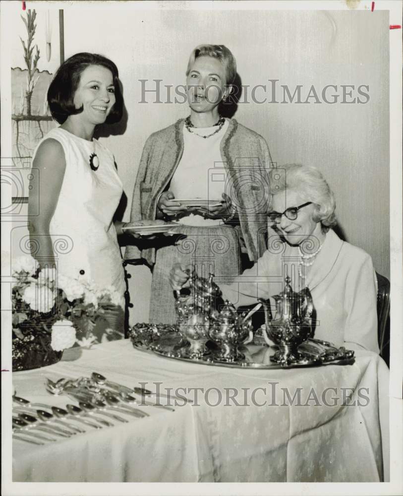 1965 Press Photo Mrs. Everett Lingle with guest at coffee event. - hpa75172- Historic Images