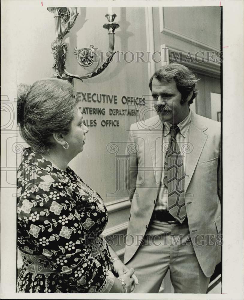 1973 Press Photo Michael Spock and Mrs. Leon Weiner talk at executive offices.- Historic Images