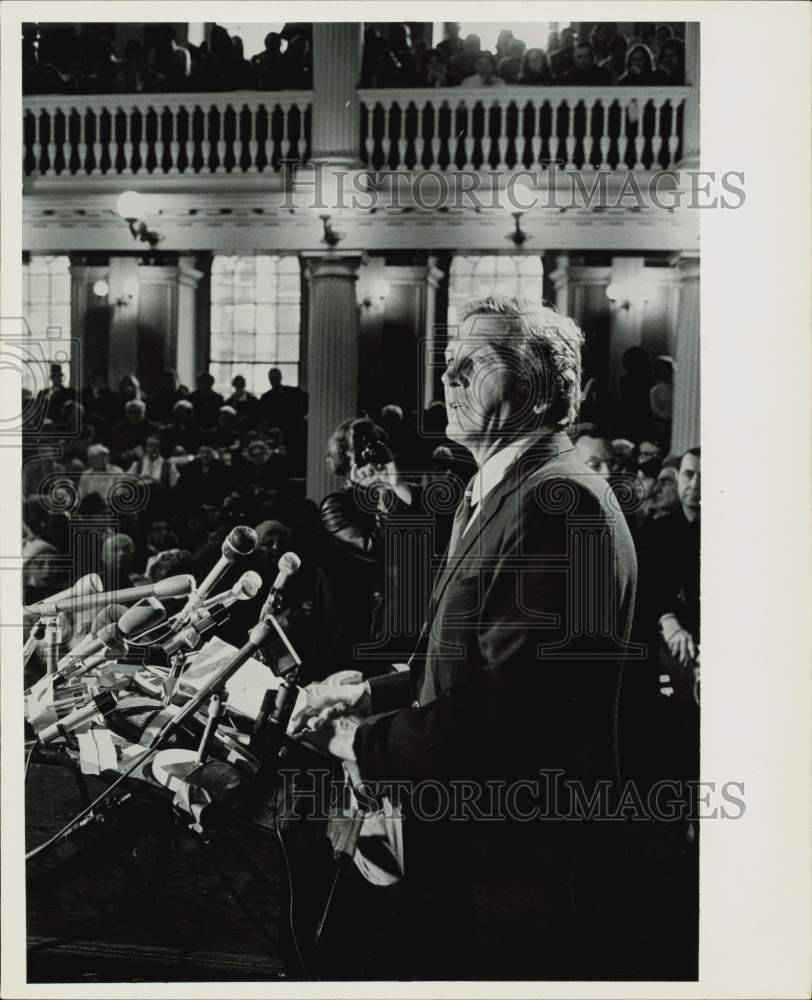 1972 Press Photo New York Mayor John V. Lindsay addresses news conference.- Historic Images