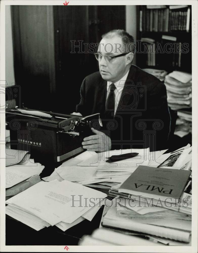 1962 Press Photo Dr. Donald Lee, University of Houston English teacher at desk.- Historic Images