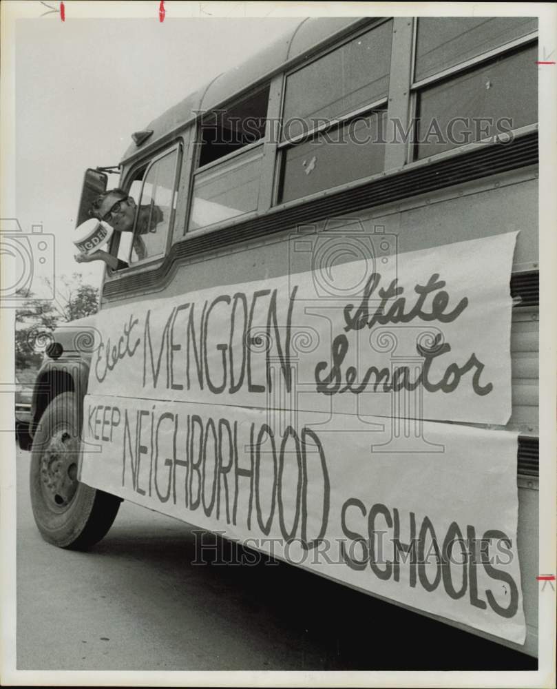 1971 Press Photo Walter Mengden waves from school bus during campaign tour.- Historic Images