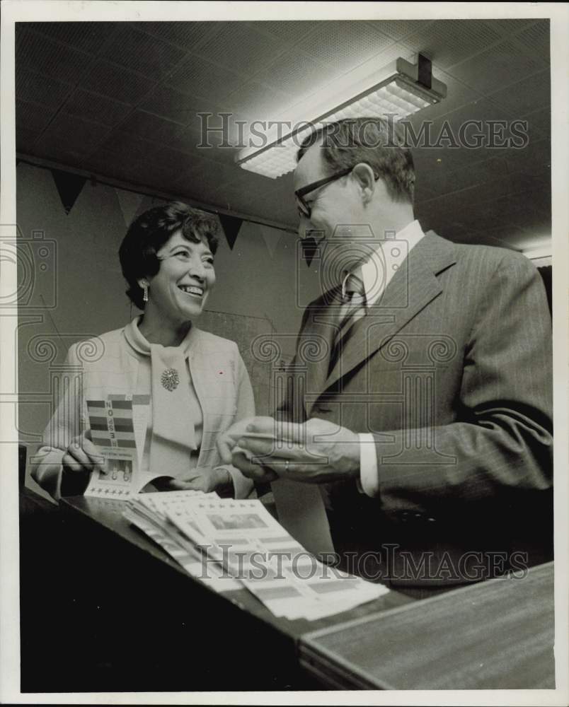 1971 Press Photo Irene Lewis, Houston School Board candidate, and Jack Penman- Historic Images