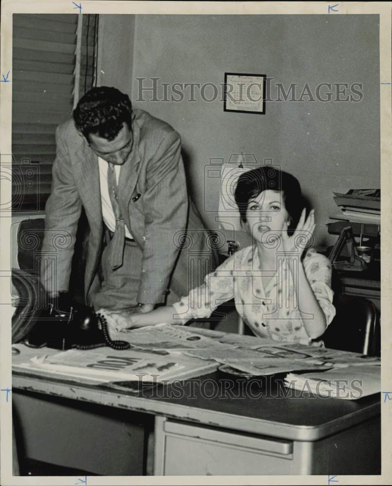 1961 Press Photo Betty Lou Ward and police investigator Schultea view documents.- Historic Images