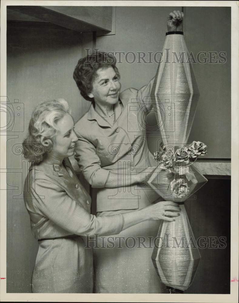 1961 Press Photo Mmes Frederick Lawrence and Arthur Warwick admire decorations.- Historic Images