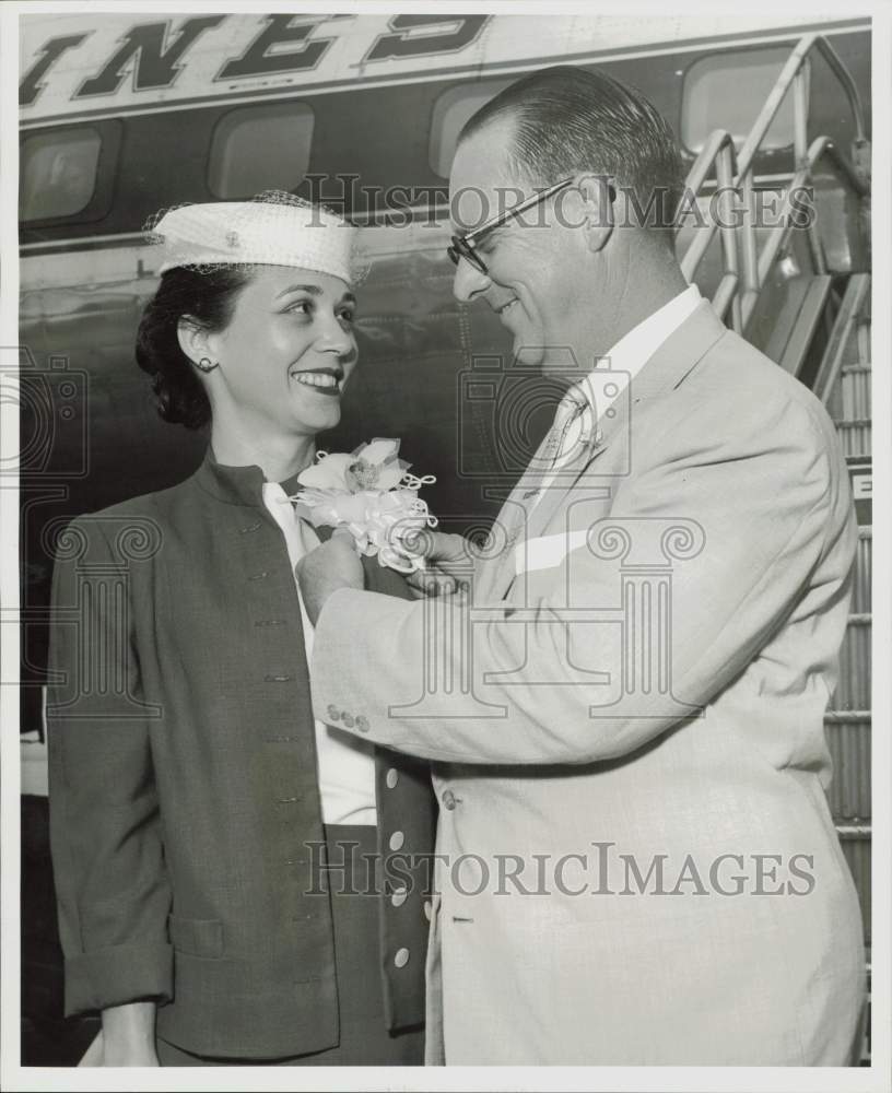 1956 Press Photo Warren Lemmon pins corsage on &quot;Mrs. Texas,&quot; Mrs. Edwin Campbell- Historic Images