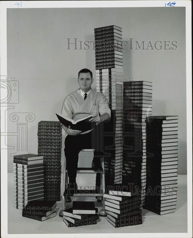 1964 Press Photo James Lea, Humble Oil research engineer, amidst encyclopedias.- Historic Images