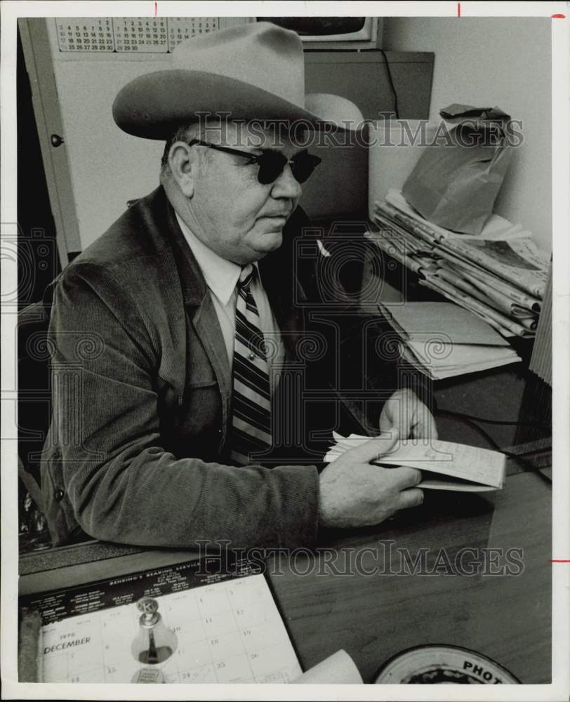 1971 Press Photo Arnold Loesch, Harris County Sheriff&#39;s department investigator.- Historic Images