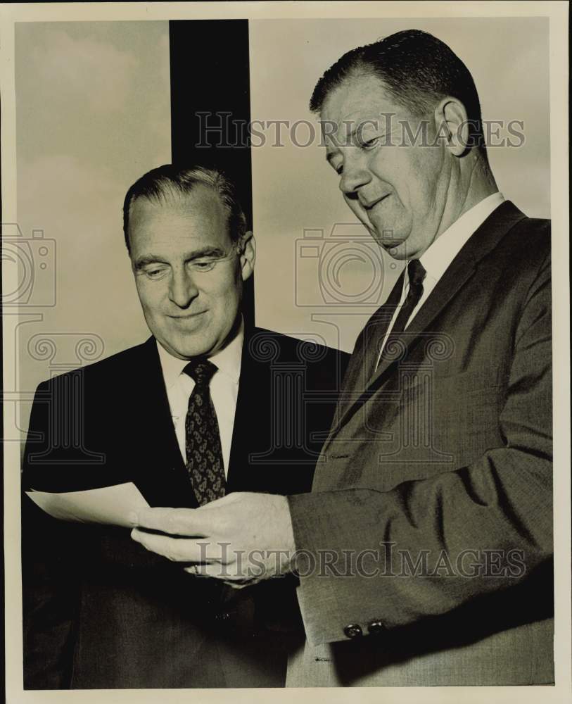 1968 Press Photo Nils Lofgren presents check to E.E. Edmondson at Summit Club.- Historic Images