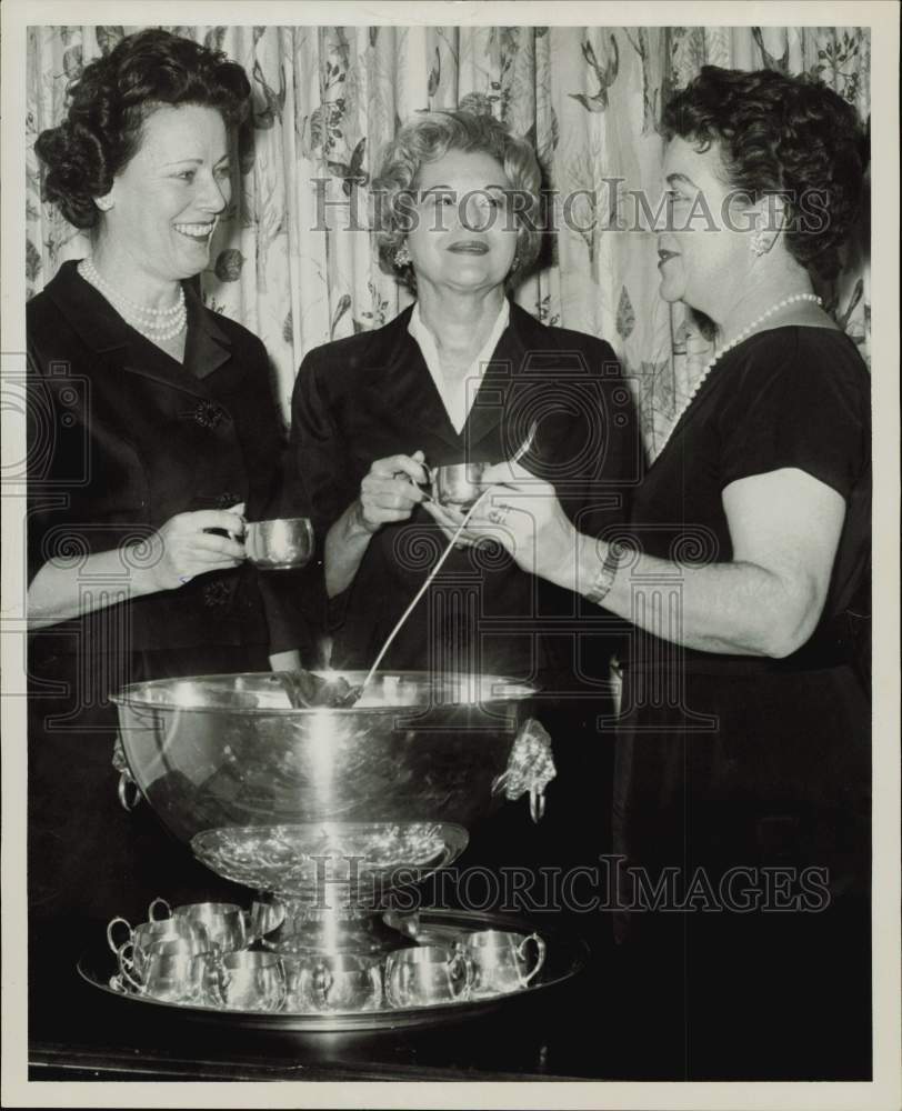 1963 Press Photo Mrs. W.D. Lucy and other hostesses at Milford House Tea.- Historic Images