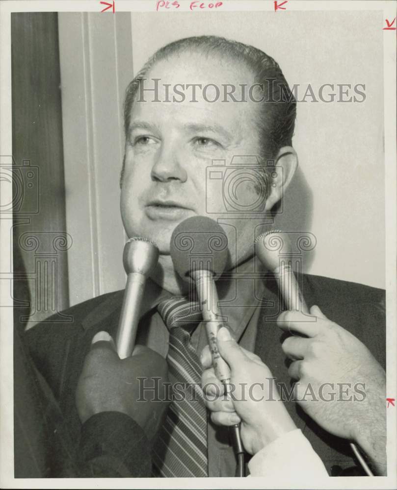 1971 Press Photo G.S. McMenemy, Houston police detective being interviewed.- Historic Images