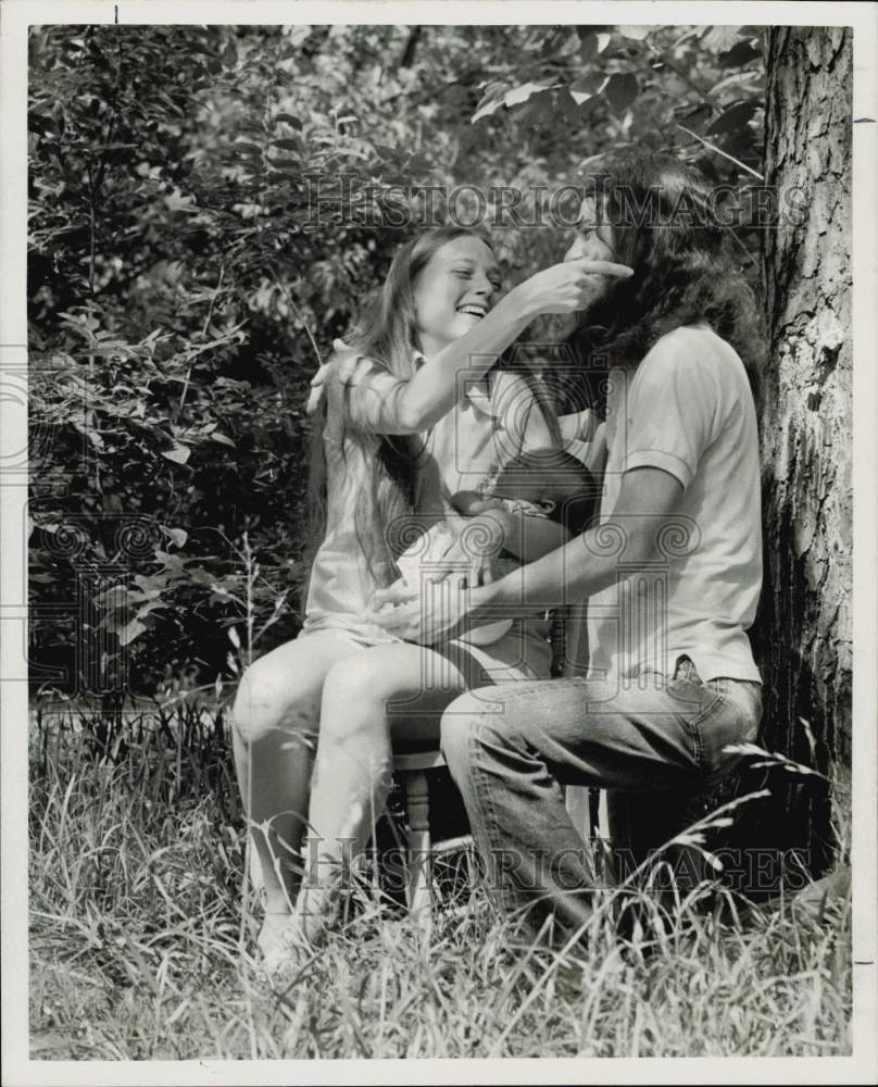 1973 Press Photo Joe and Sandy Hochman pose with their baby. - hpa75915- Historic Images