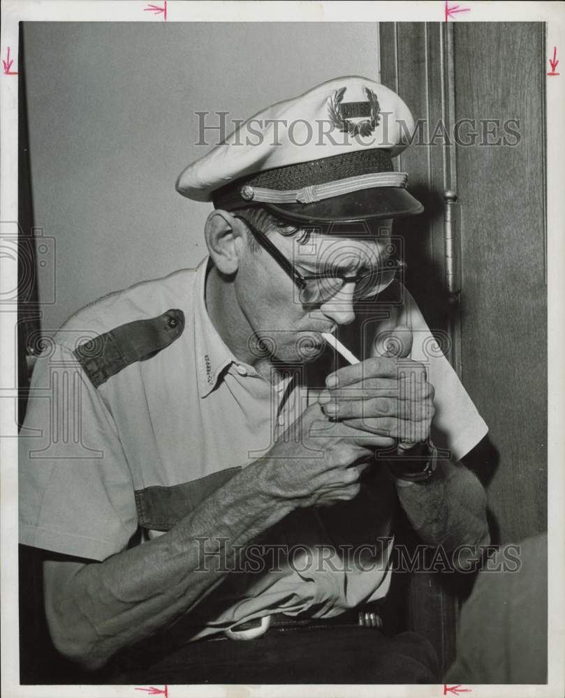 1959 Press Photo Glen H. Shepperd, Alvin Police Chief, lights cigarette.- Historic Images