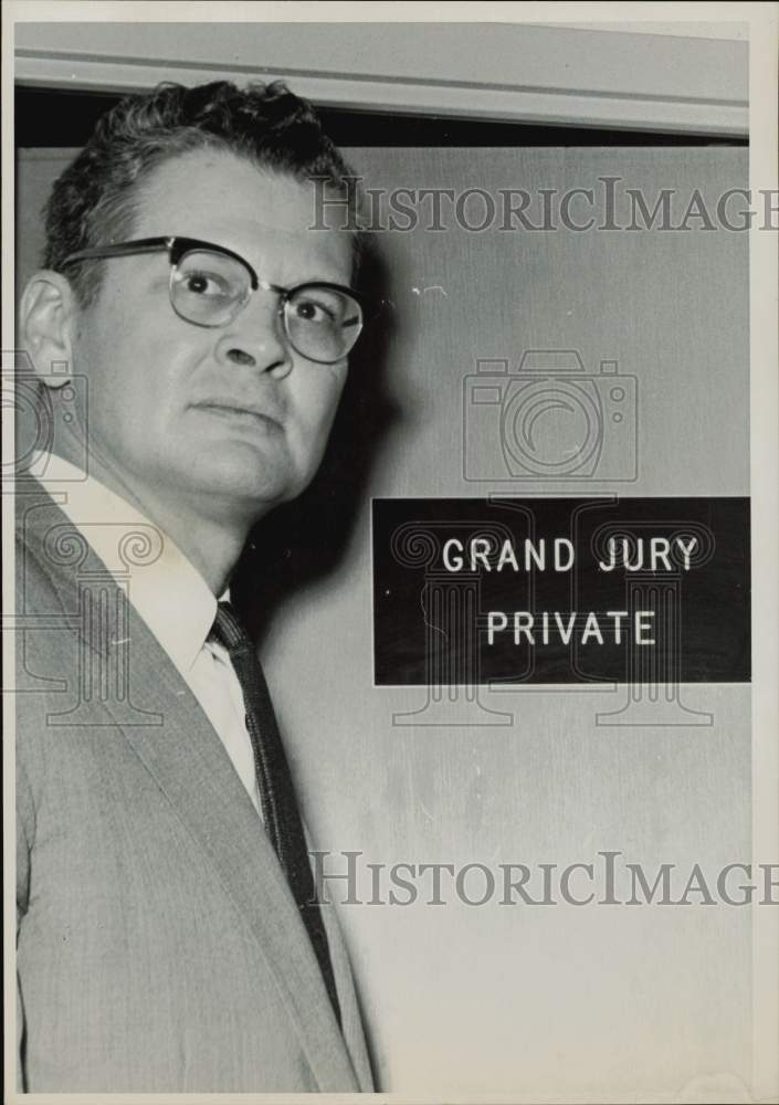 1960 Press Photo District Attorney Dan Walton entering Grand Jury room for case.- Historic Images