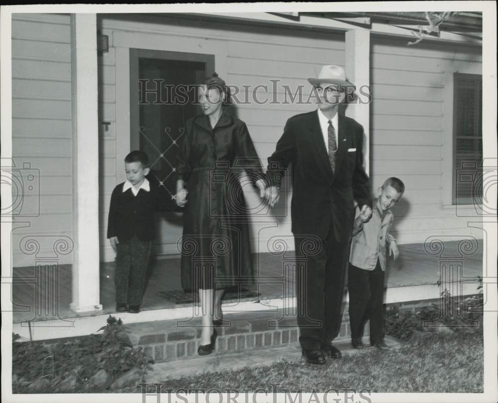 1955 Press Photo Senator Ottis E. Lock and family at their Texas home.- Historic Images