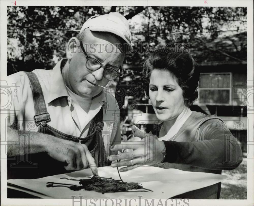 1975 Press Photo Mr. &amp; Mrs. Gene Miles, worm farmer &amp; Chief Prosecutor.- Historic Images