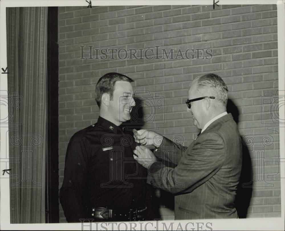 1971 Press Photo Ray Lunday pins badge on son Jerry Lunday in Pasadena.- Historic Images