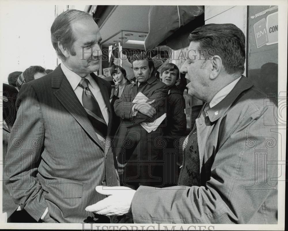 1971 Press Photo Senator George McGovern campaigns in Manchester, New Hampshire.- Historic Images