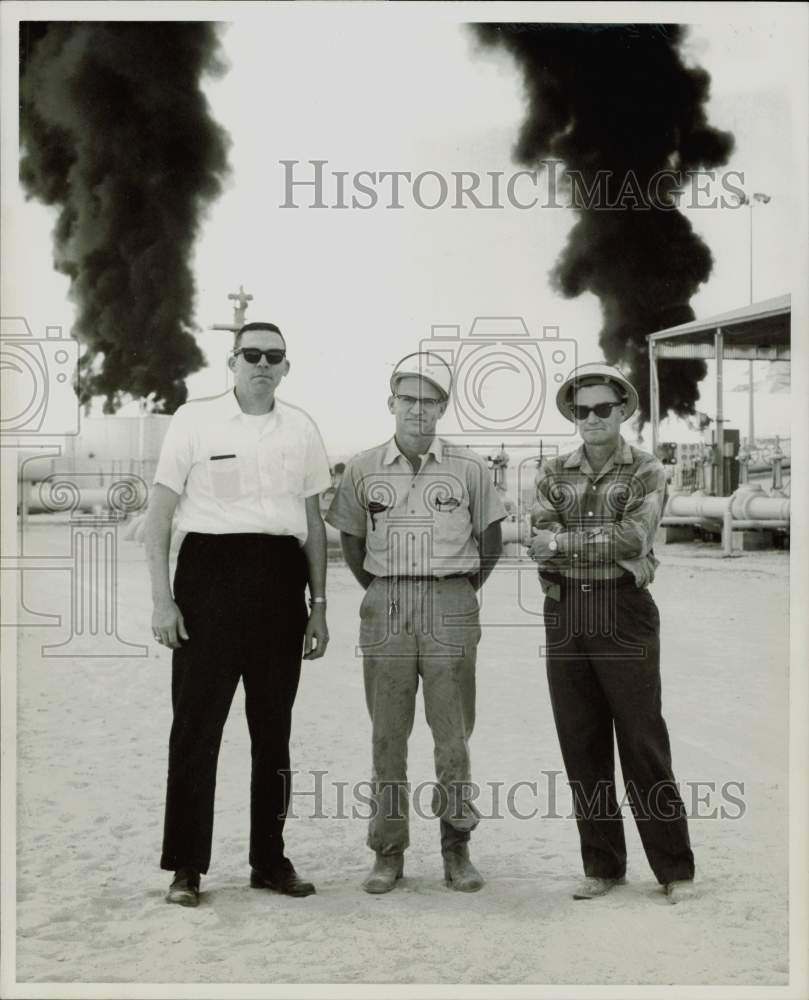 1965 Press Photo D.E. Nix (center) of Esso Standard of Libya in Midland, Texas.- Historic Images