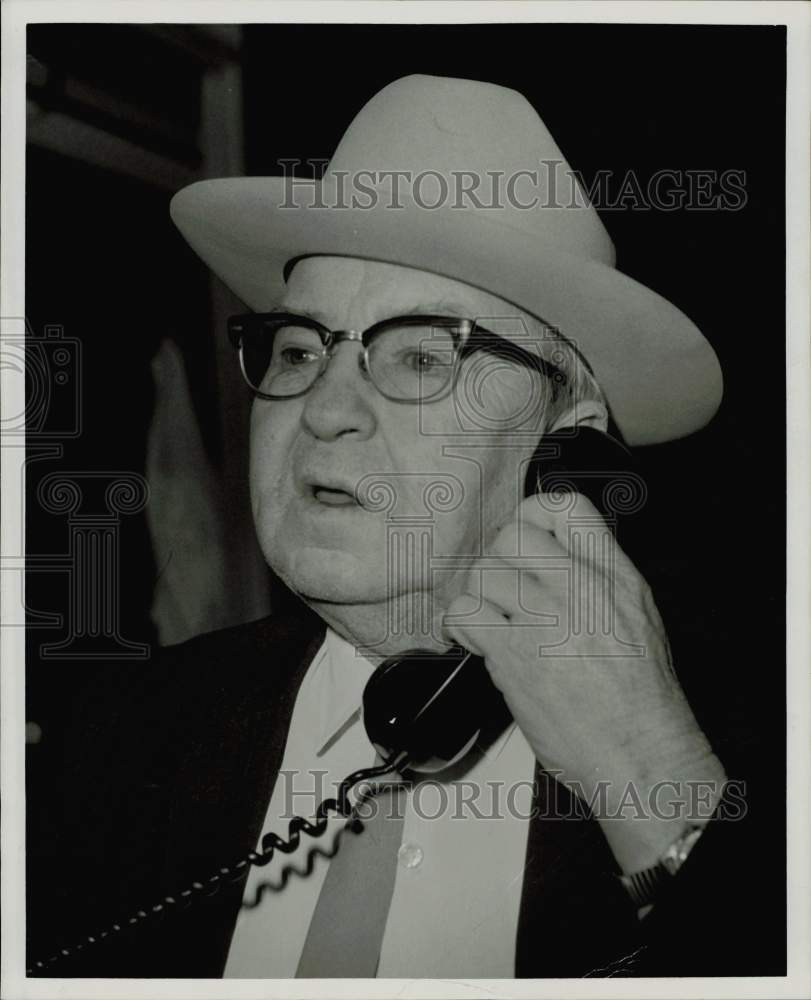 1971 Press Photo Don Martindale, grand jury bailiff talks on telephone.