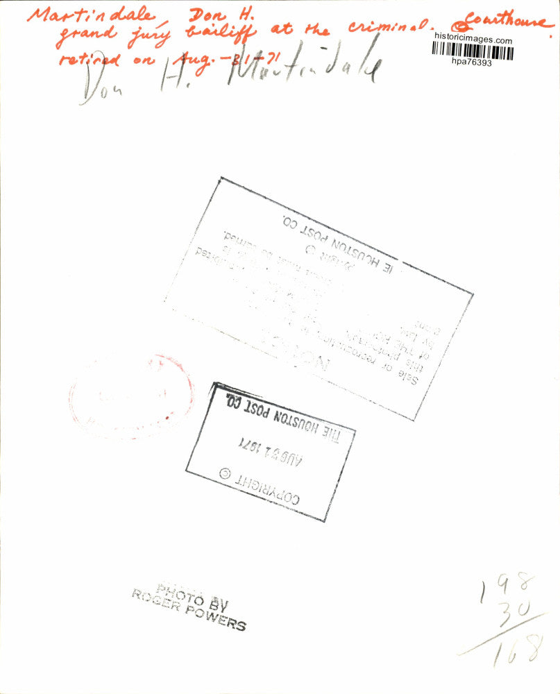 1971 Press Photo Don Martindale, grand jury bailiff talks on telephone.