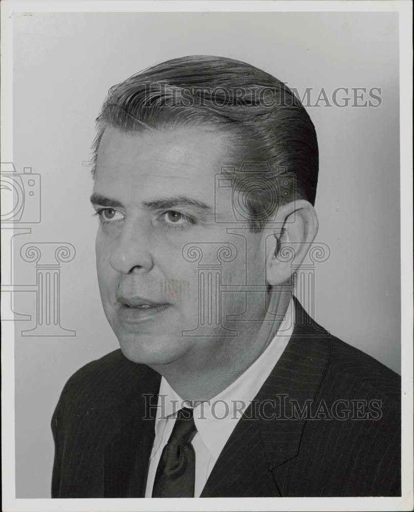 1968 Press Photo Dennis McMahon, Pine, Webber, Jackson &amp; Curtis stockbroker.- Historic Images
