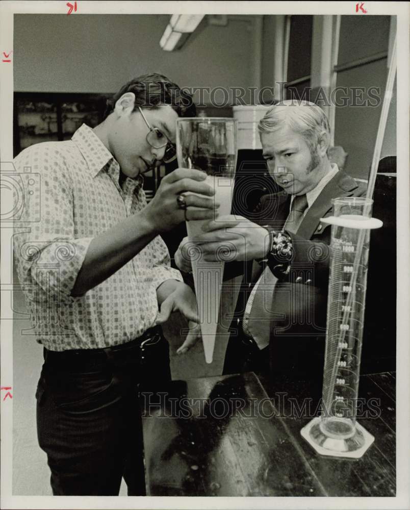 1973 Press Photo Lowell Wells and Paul Rodriguez at Jeff Davis school lab.- Historic Images