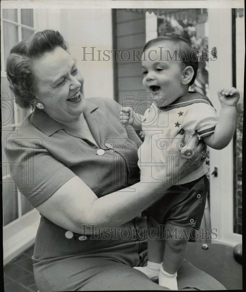 1958 Press Photo Mrs. Latimer Murfee holds grandson Robert Worsham. - hpa76516- Historic Images