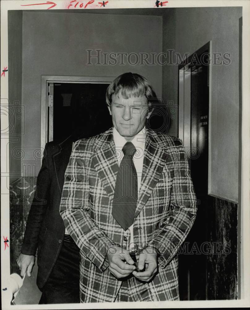 1976 Press Photo Vernon McManus, accused of murder, handcuffed at hearing.- Historic Images