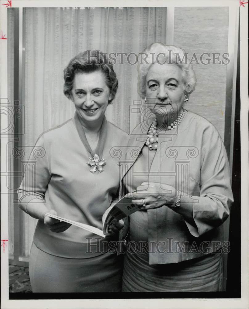 1965 Press Photo Modell Scruggs and Minnie Leigh Shields honored in Houston.- Historic Images