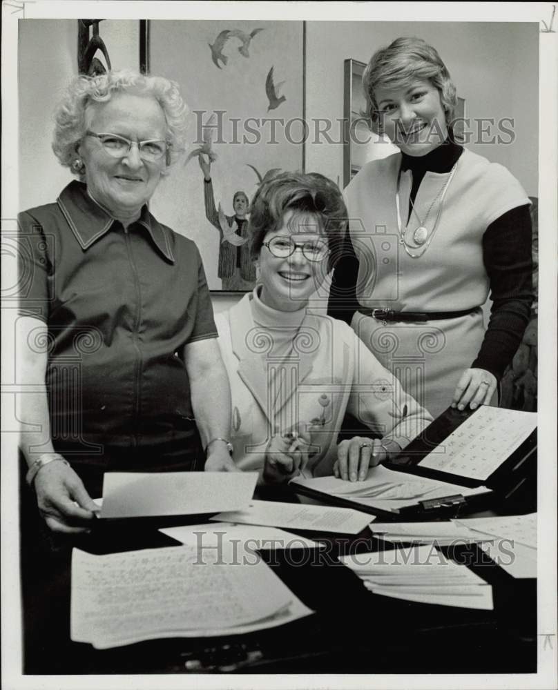 1972 Press Photo Mrs. Leroy Sharp and other University Women plan event.- Historic Images