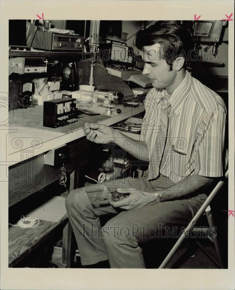 1971 Press Photo Mike Martini, electronics expert, examines disc capacitor.- Historic Images