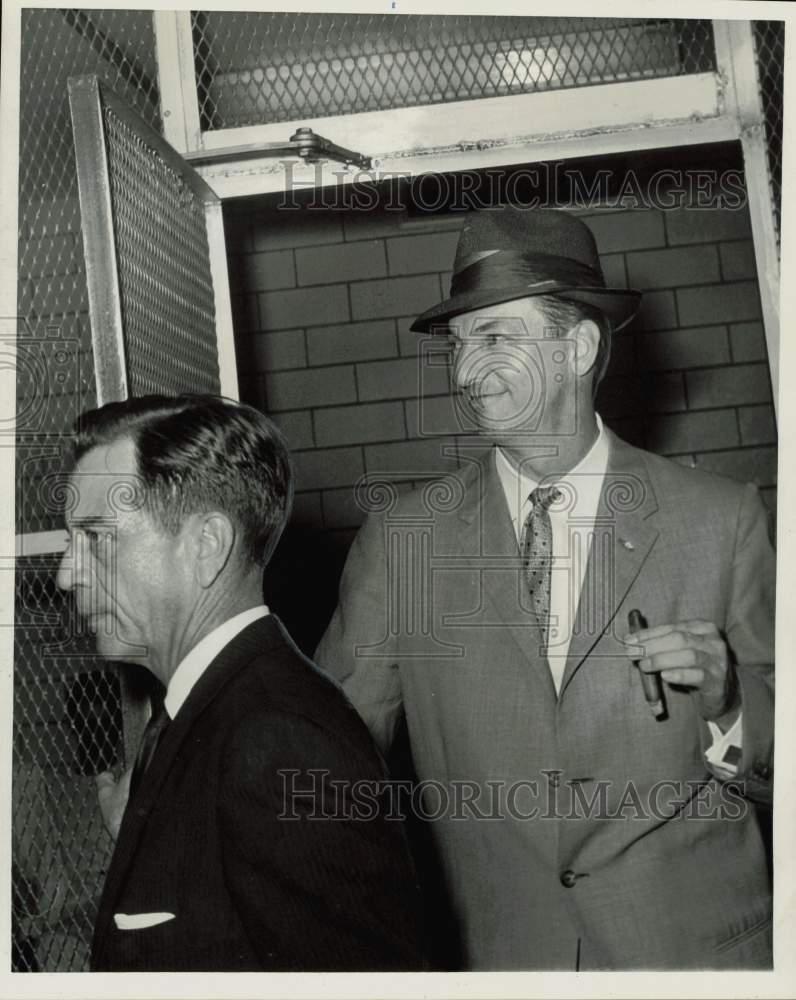 1962 Press Photo Judge Clem McClelland and attorney Edwin Smith leave jail.- Historic Images