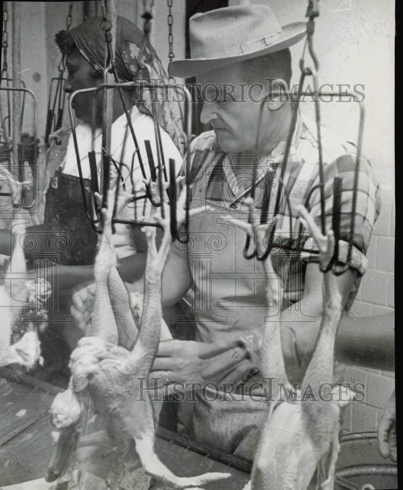 1958 Press Photo Mike Mitchell, City Meat inspector at Ferguson&#39;s Poultry Plant.- Historic Images