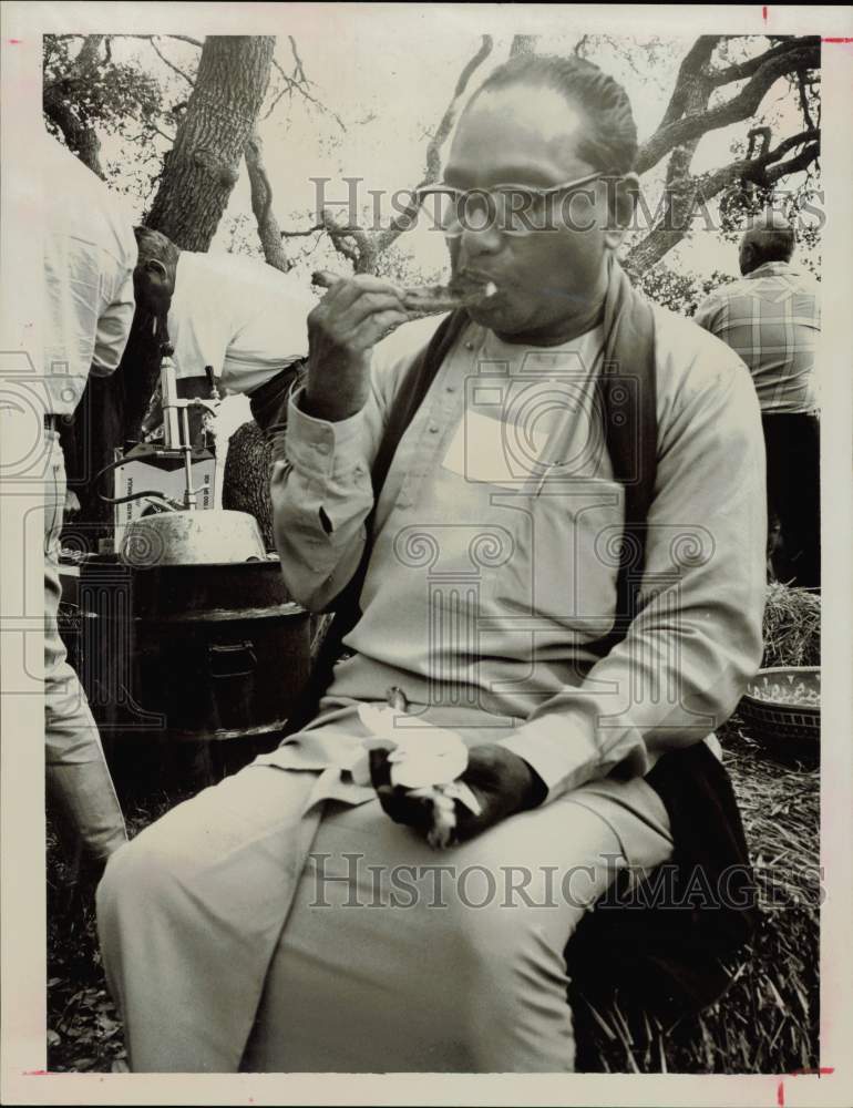 1963 Press Photo G.P. Malalasekera from Ceylon eats ribs at event. - hpa76937- Historic Images