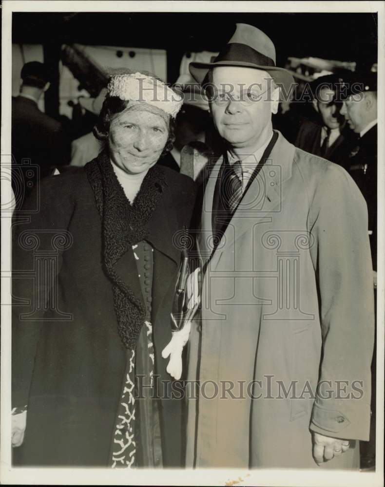 1939 Press Photo Louis &amp; Mrs. Lochner arrive in New York aboard liner Washington- Historic Images