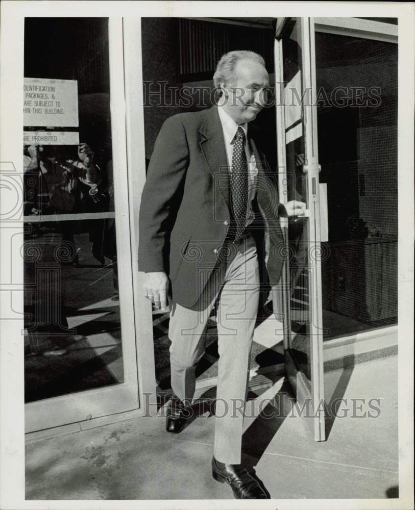 1975 Press Photo Sergeant Henry Pressley leaves police building in Houston.- Historic Images