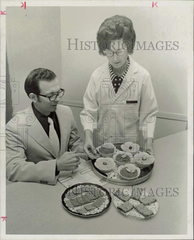 1973 Press Photo Stoy Proctor and Lillian Dugger shown with nutritious foods.- Historic Images