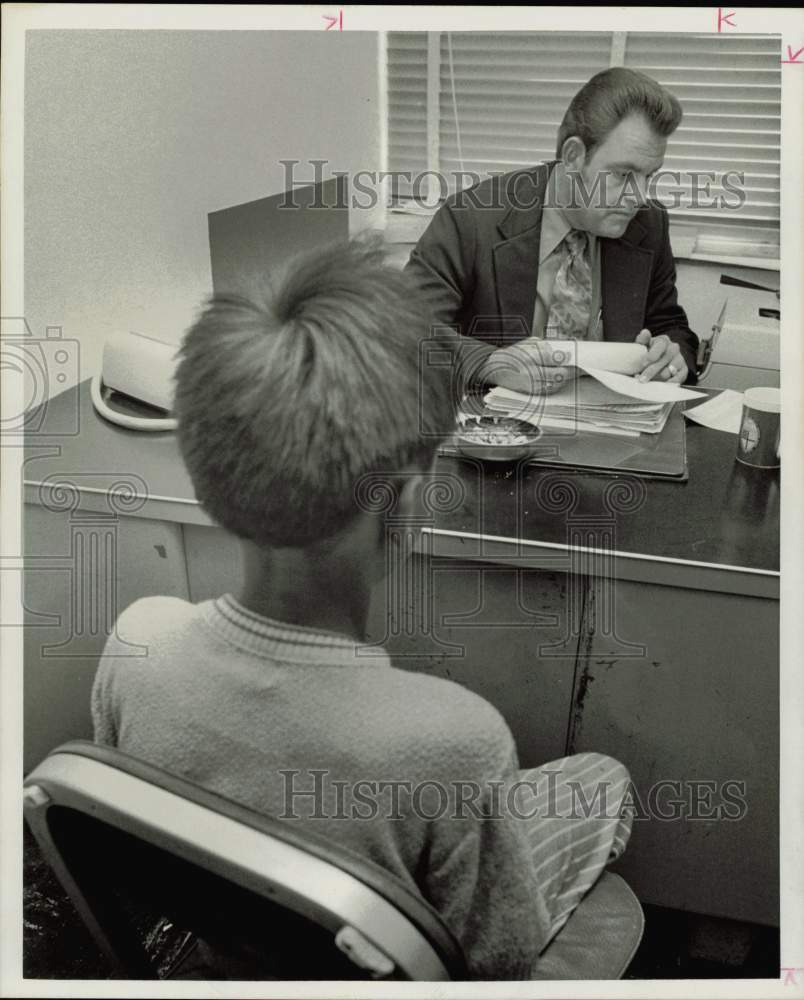 1972 Press Photo B.R. Prade, Houston juvenile officer talks with arsonist.- Historic Images