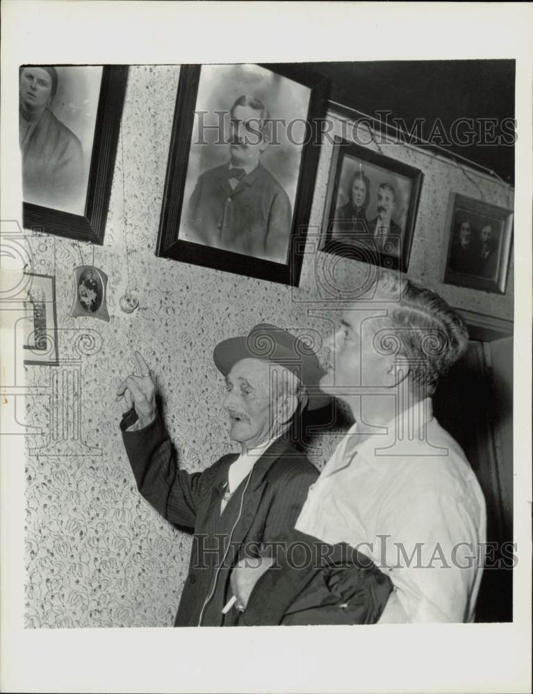 Press Photo Gino Prato, Bronx shoemaker looks at family photos. - hpa77236- Historic Images