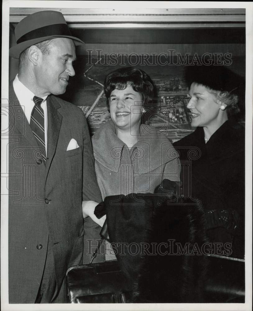 1961 Press Photo Mr. and Mrs. Lester Moore shown with daughter, Nancy.- Historic Images