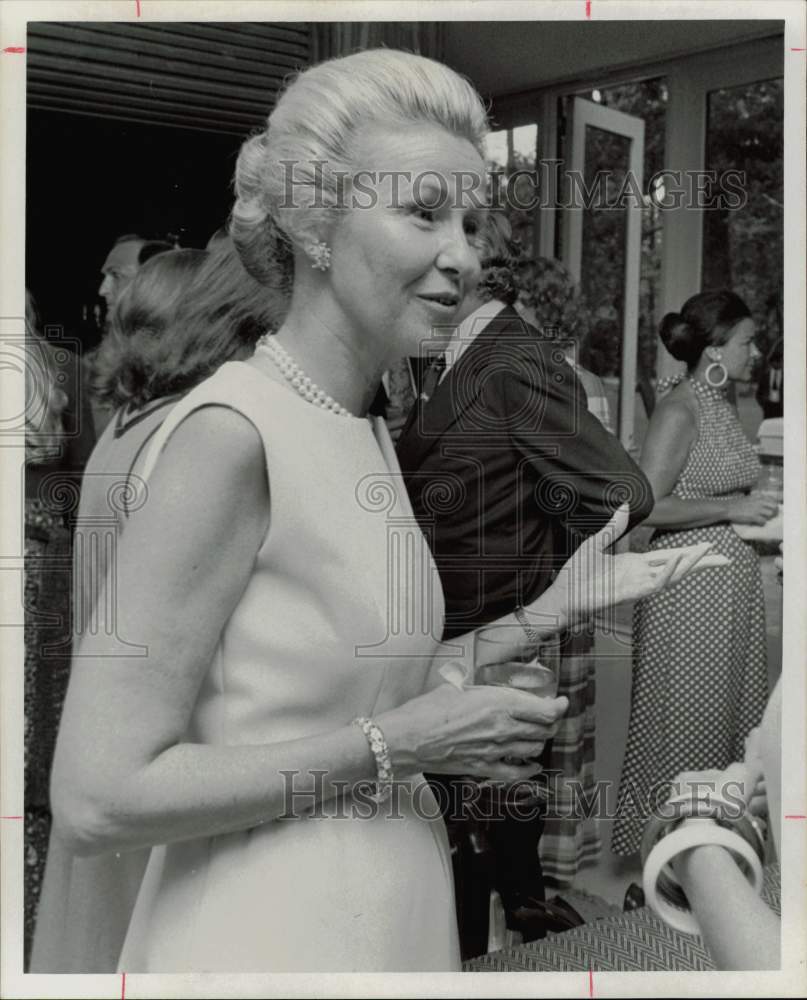 1972 Press Photo Mrs. Alan Shepard talks at a party - hpa77352- Historic Images