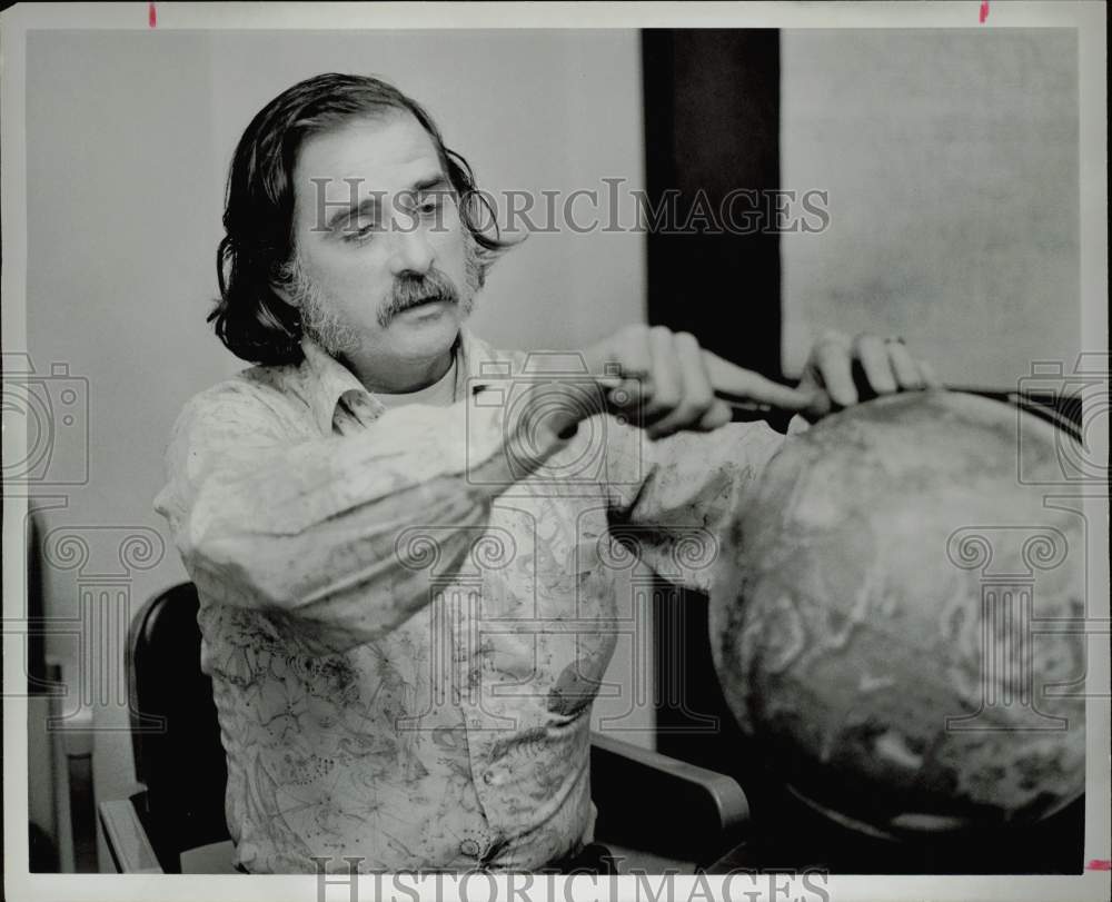 1975 Press Photo Dr. W.R. Sheldon points to Indian Ocean launch site.- Historic Images