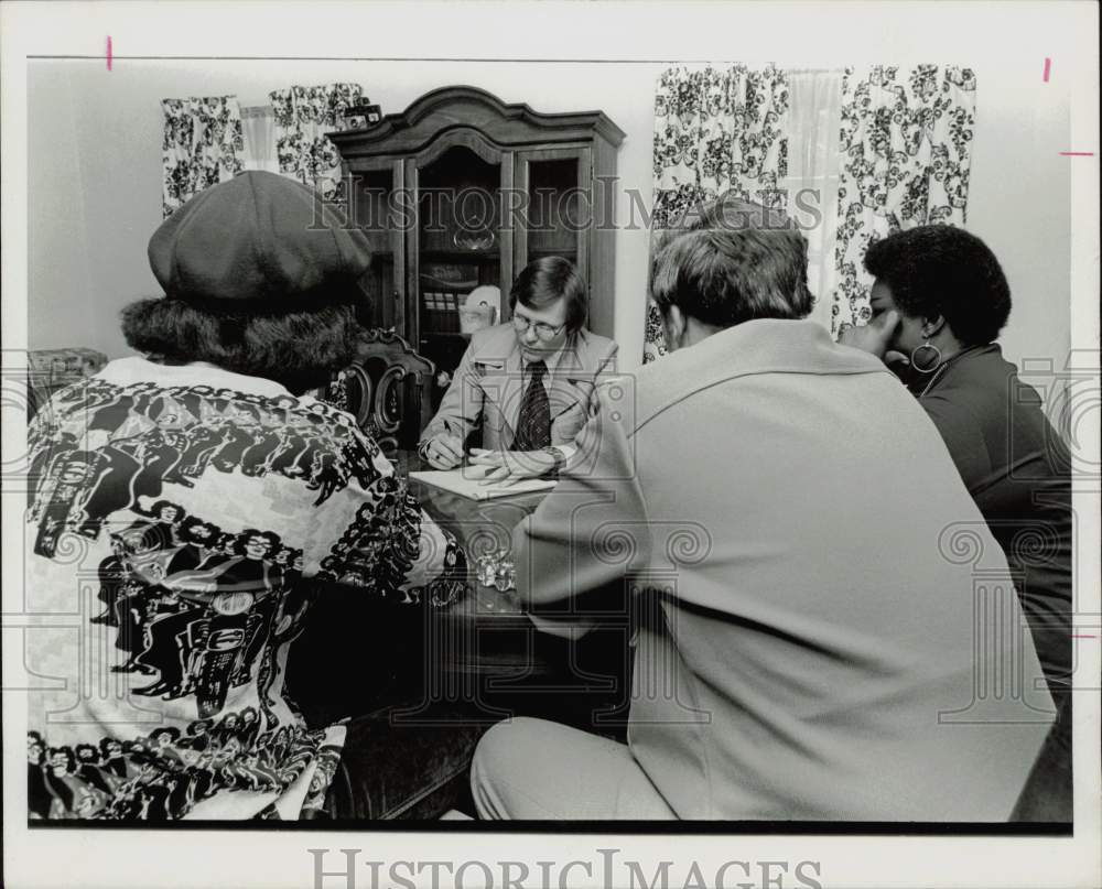 1975 Press Photo John Self, Post reporter, interviews penitent criminals.- Historic Images