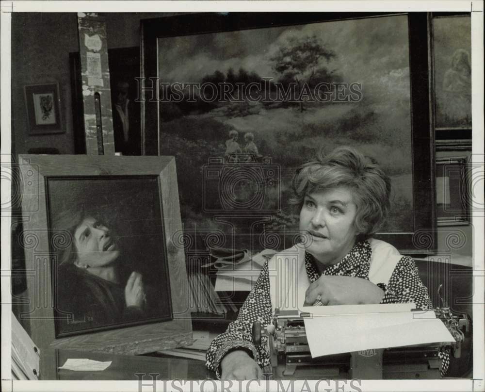 1970 Press Photo Bette Sherwood, artist, sits in middle of her work. - hpa77401- Historic Images